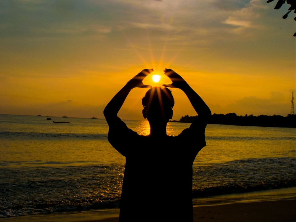 Путешественник на фоне заката силуэт