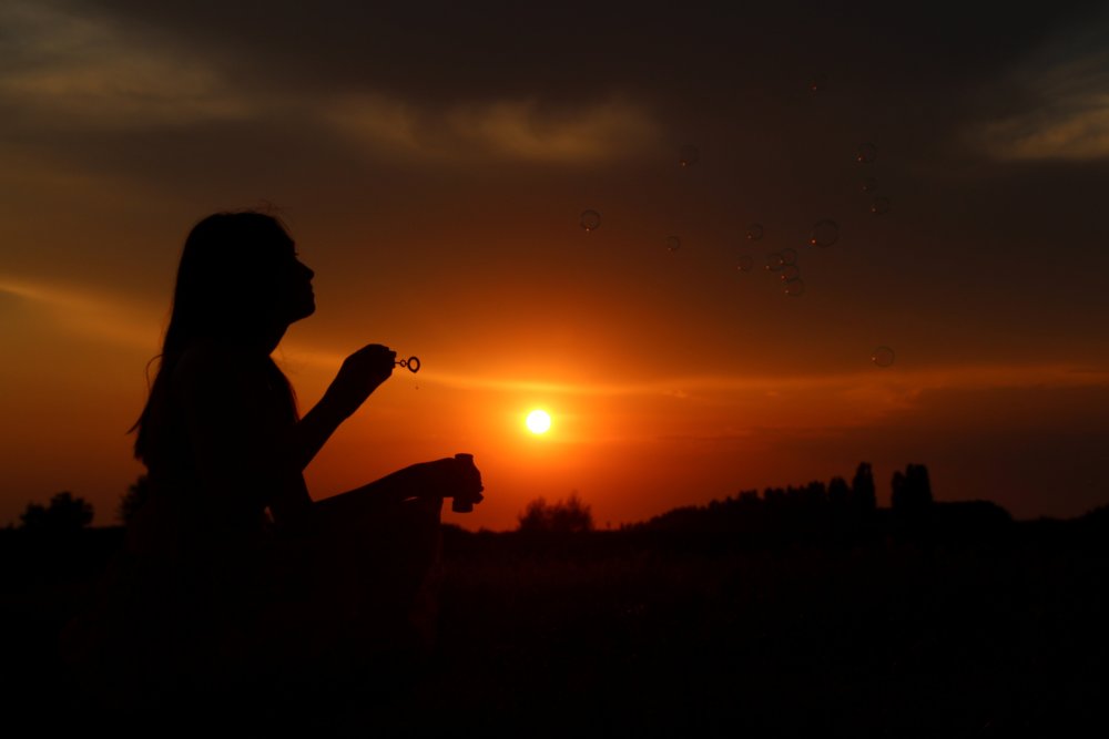 Парень и девушка на закате