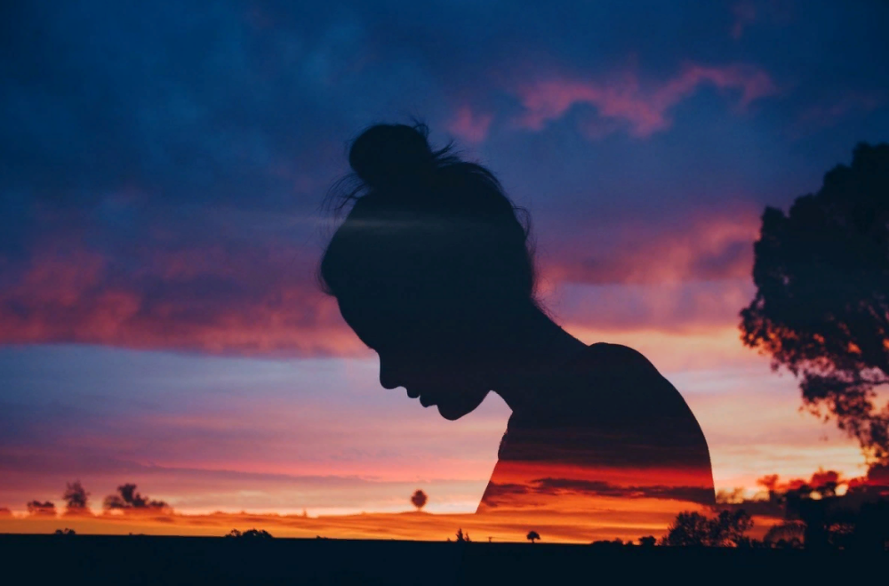 Девушка на закате спиной