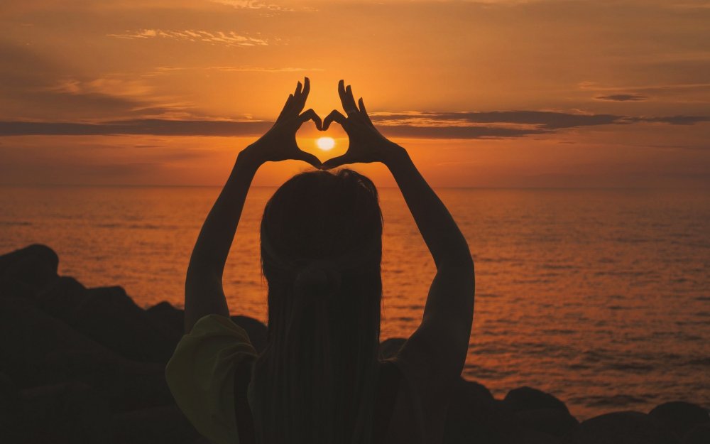 Девушка с каре со спины на закате