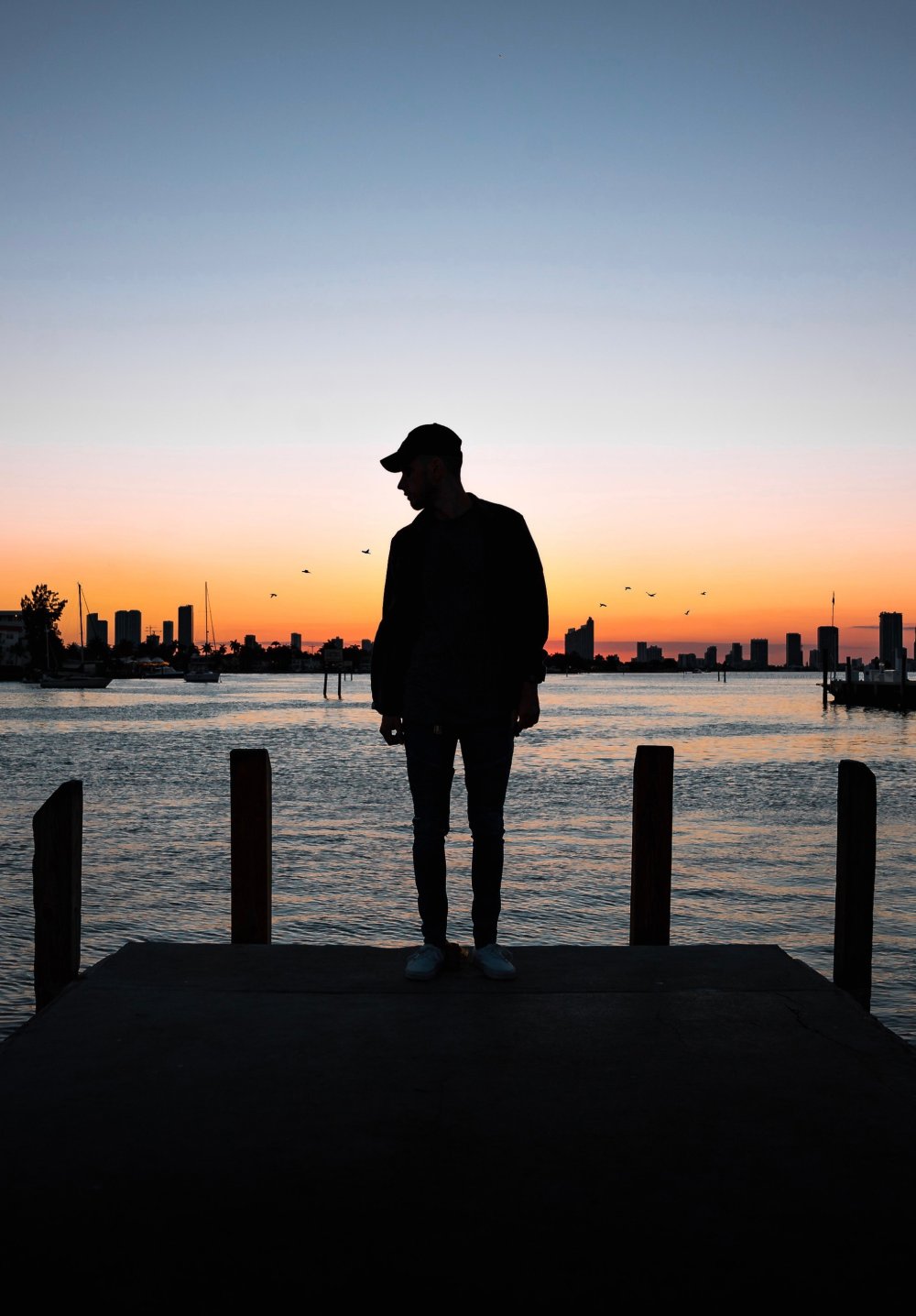 Мужчина спиной на природе