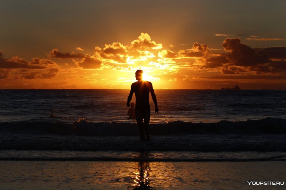 Парень на закате