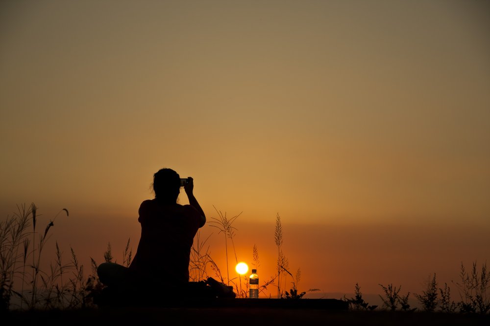 Человек на фоне заката