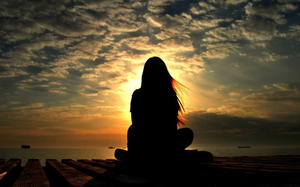 Девушка с короткими волосами на закате