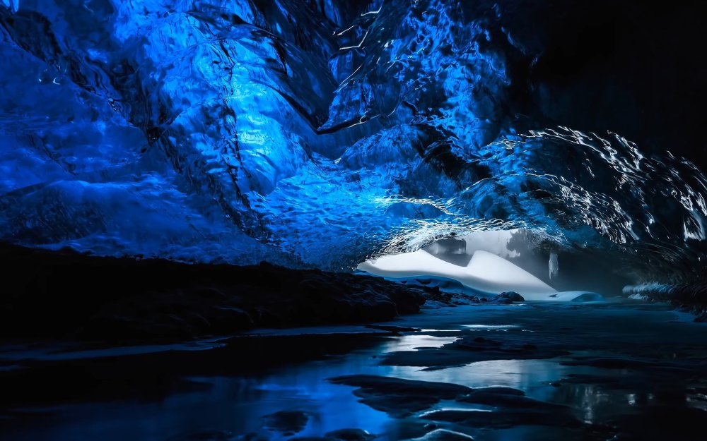 Темно синий пещера