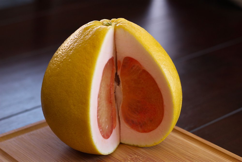 Помело на белом фоне