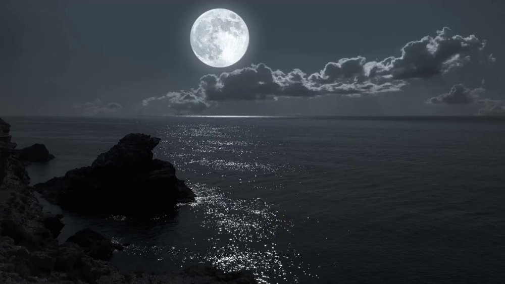 Луна и море
