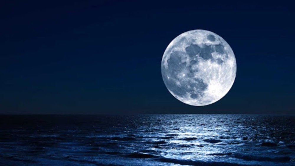 Отражение большой Луны в воде