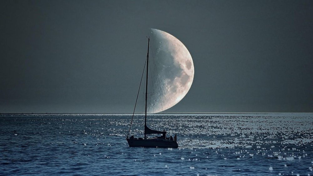 Лунный месяц и вода