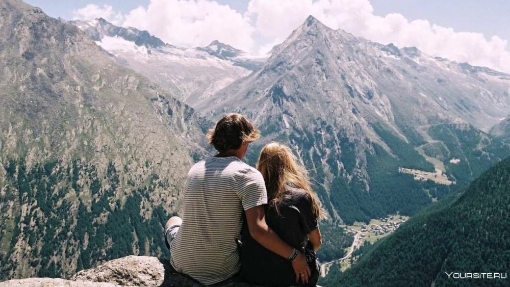 Парень с девушкой в горах