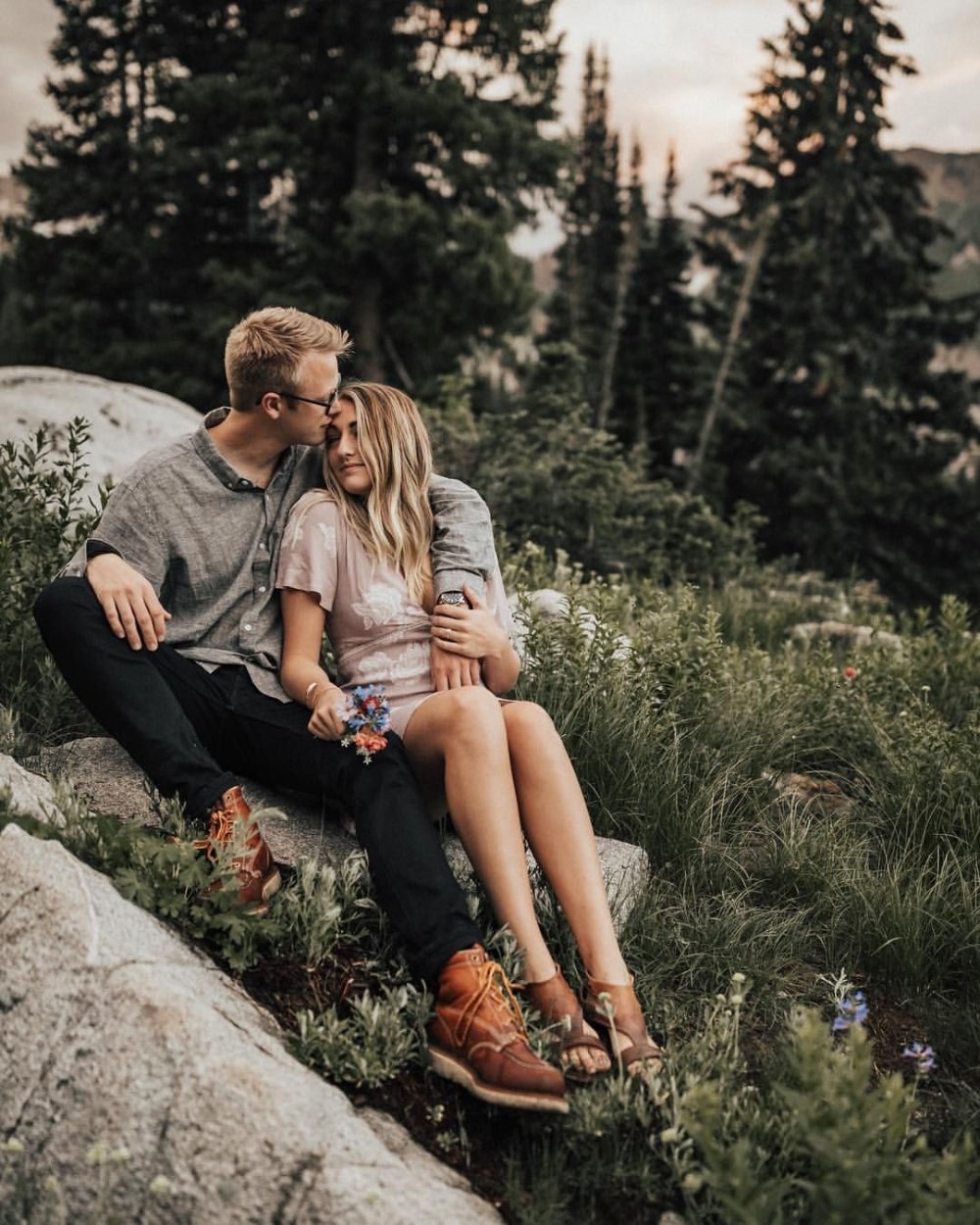 Пара в снежных горах