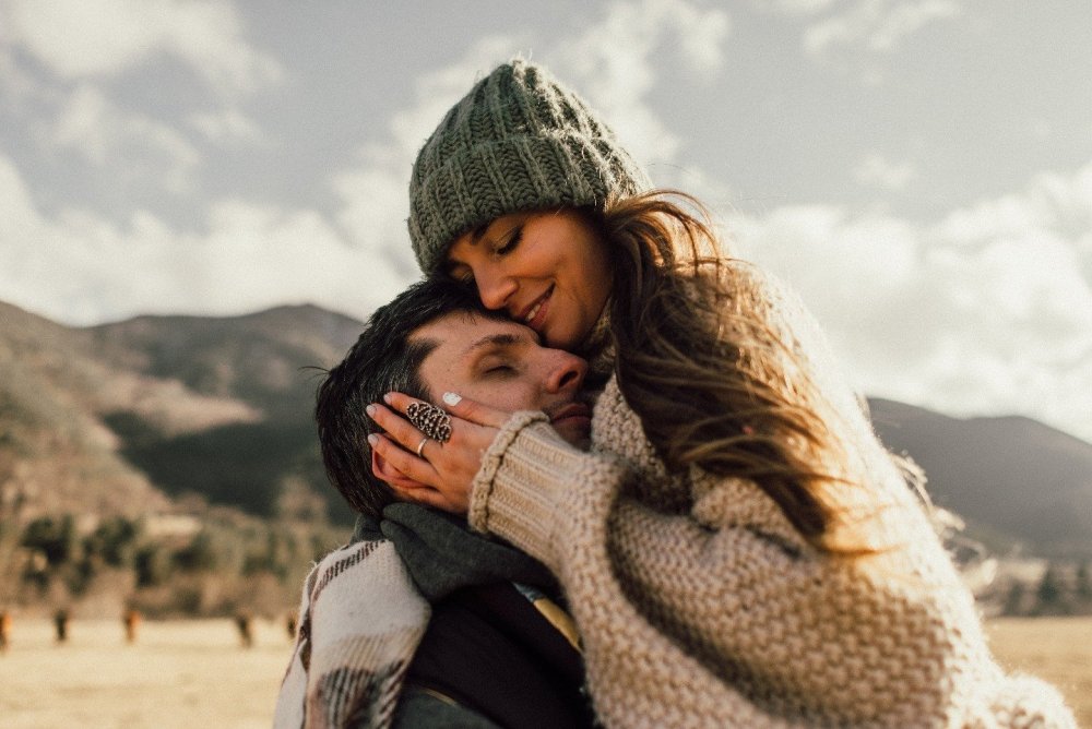 Парень и девушка путешествуют