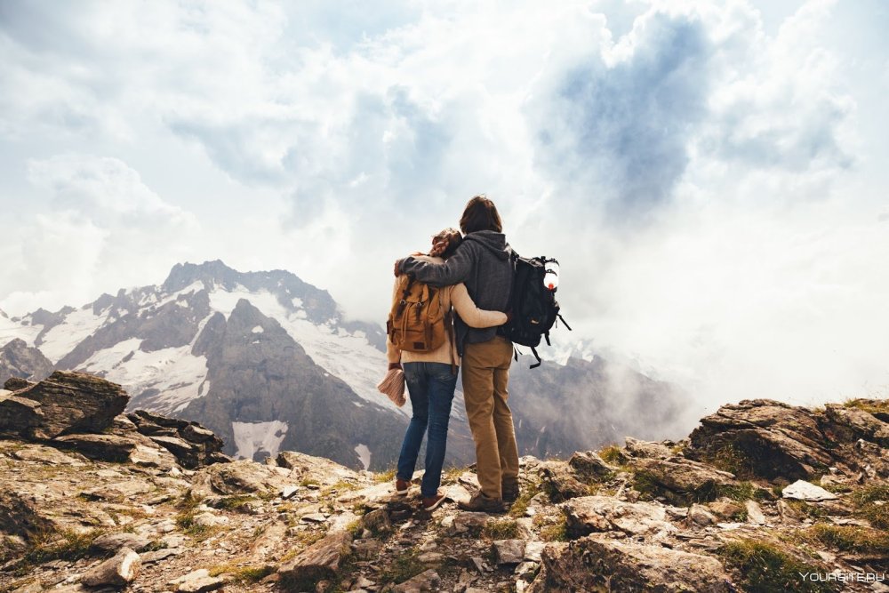 Пара на фоне пейзажа