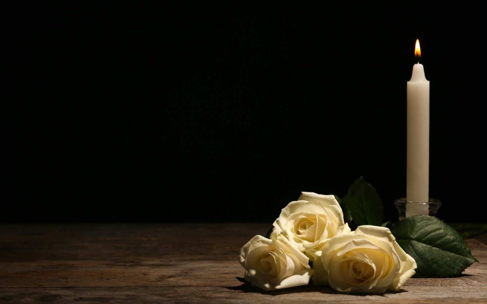 Траурные свечи и цветы