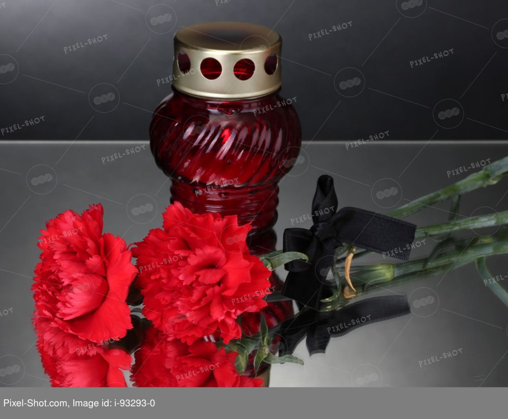 Свеча и гвоздики