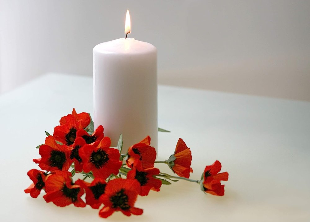 Свеча и гвоздики