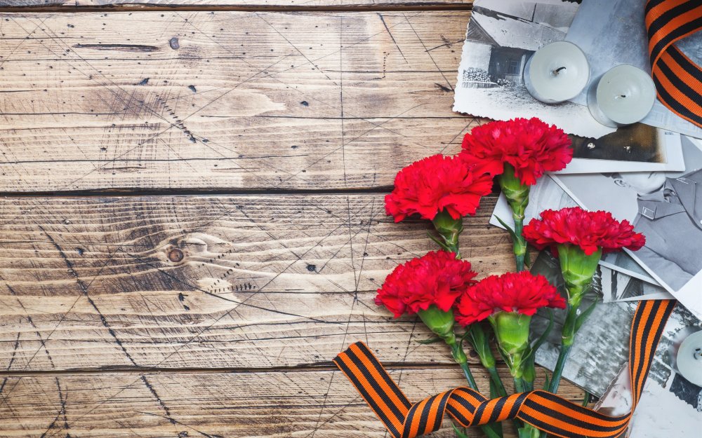 Свеча и гвоздики