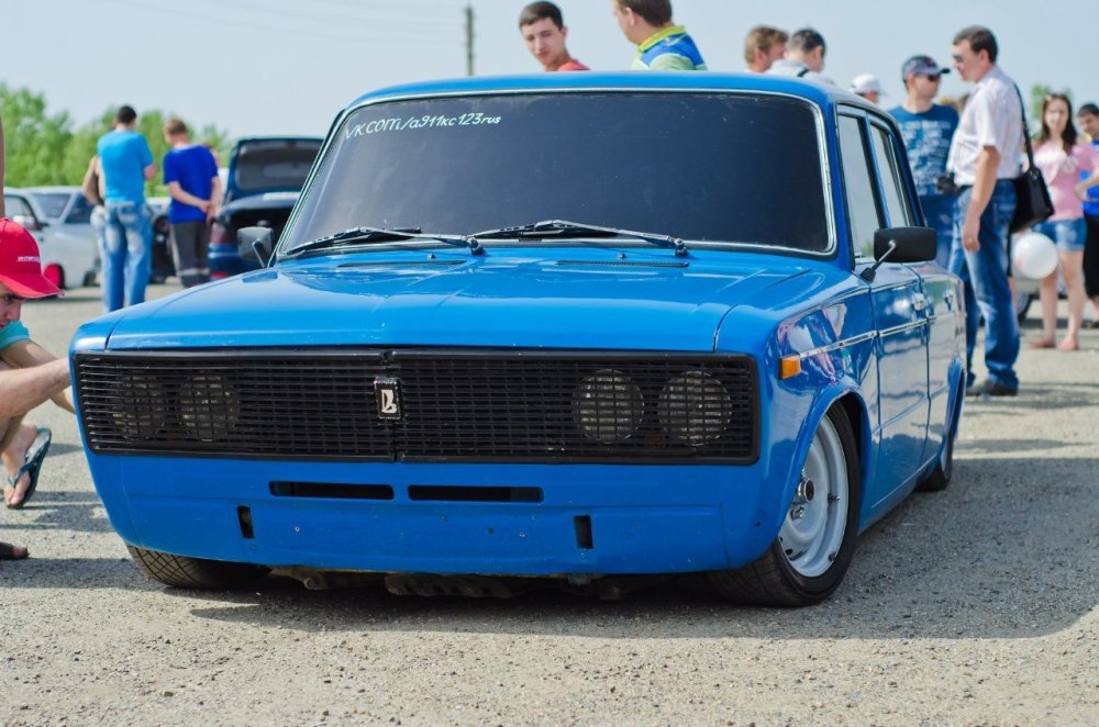 Зеленая шестерка машина