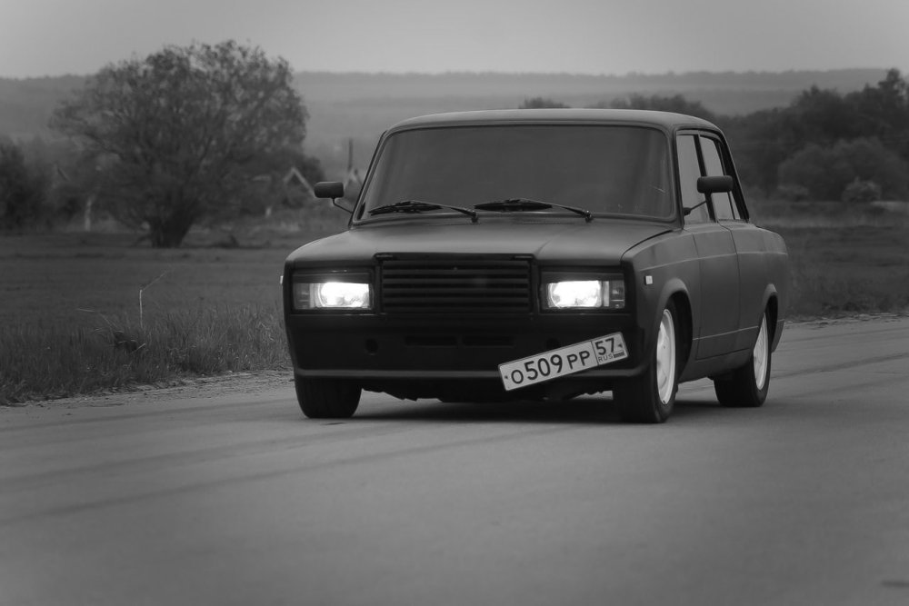 Тюнингованный красный ВАЗ 2107