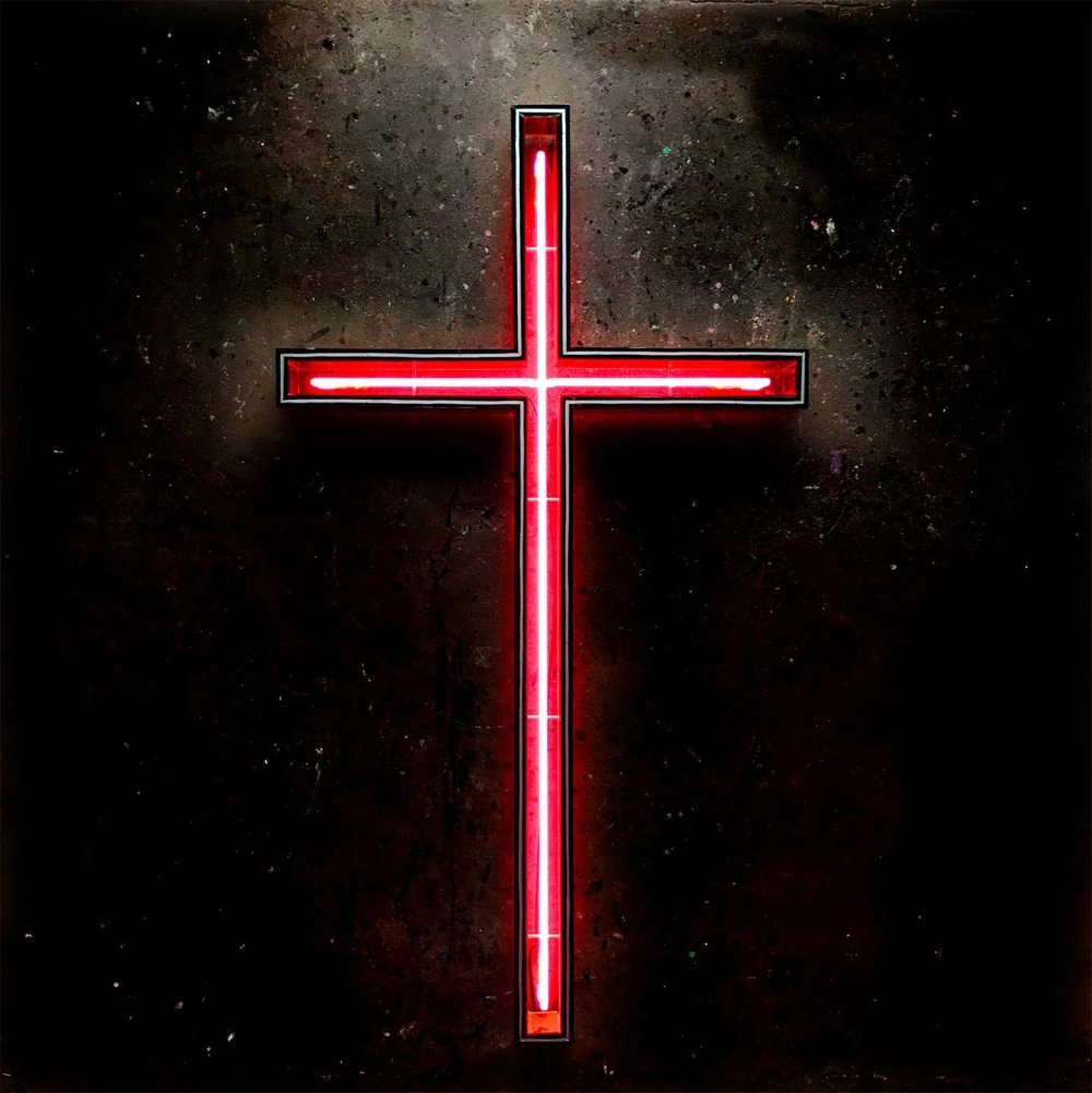 Белый православный крест на черном фоне