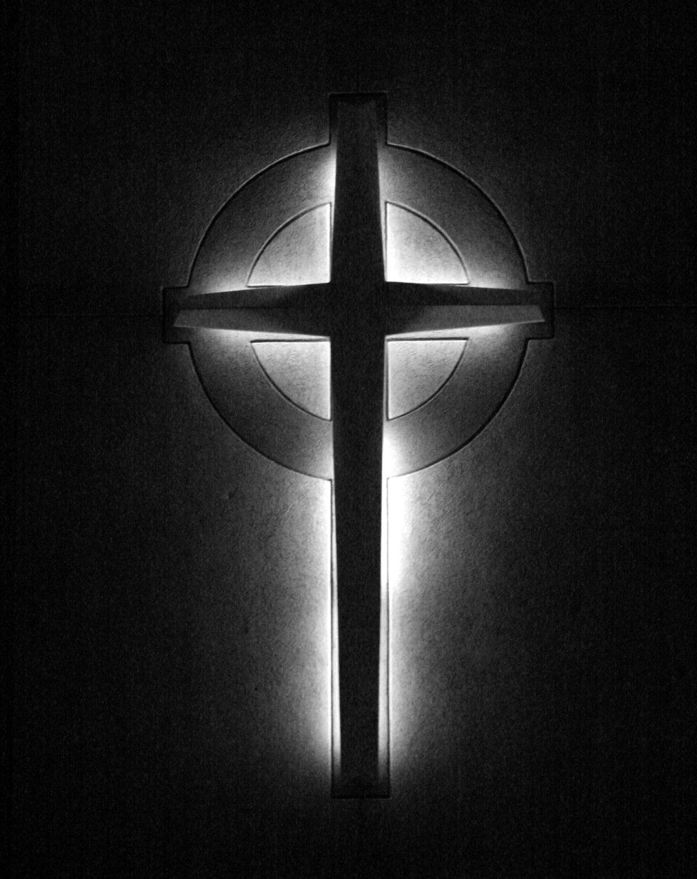 Крест на темном фоне