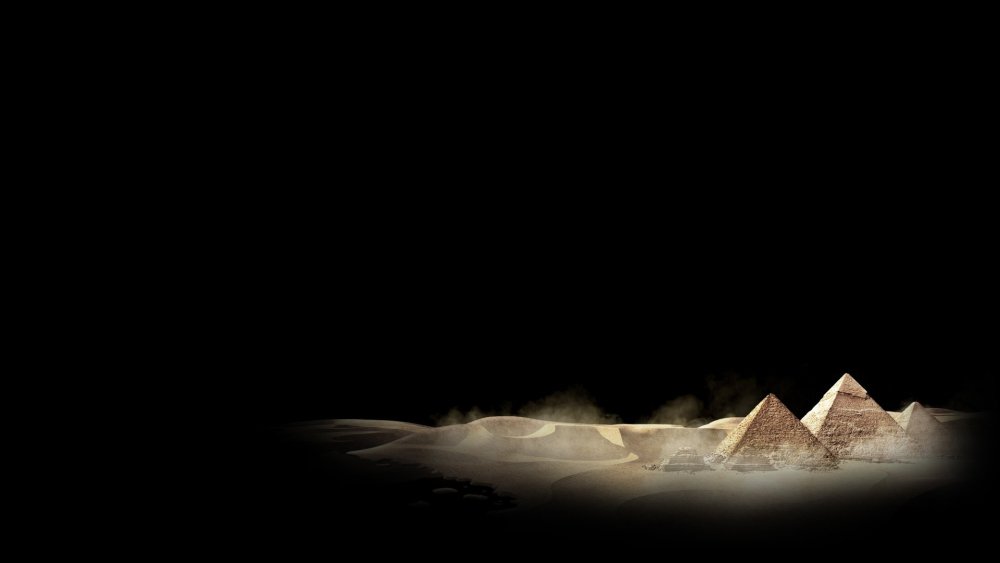 Египетские пирамиды на черном фоне