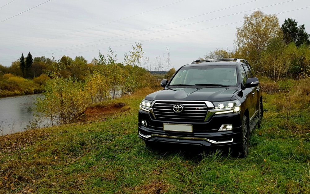 Тойота ленд Крузер 200 в поле