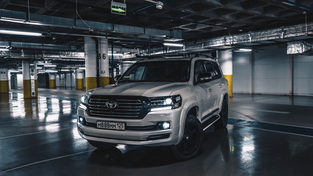 Девушка и Тойота Хайлюкс Сурф