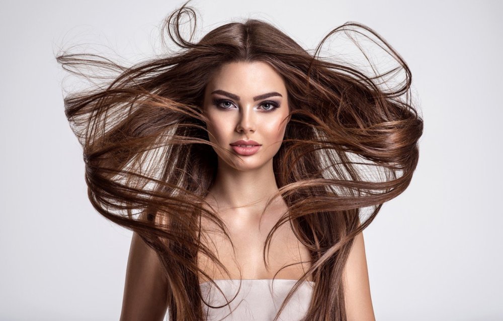 Девушка с шикарными волосами