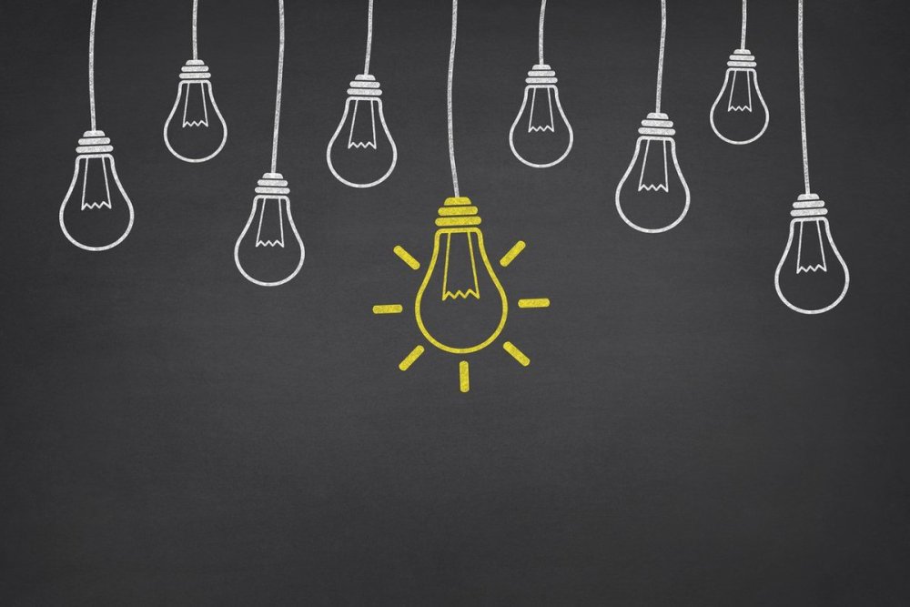 Лампочка на сером фоне