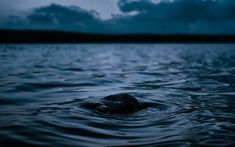 Черный пляж