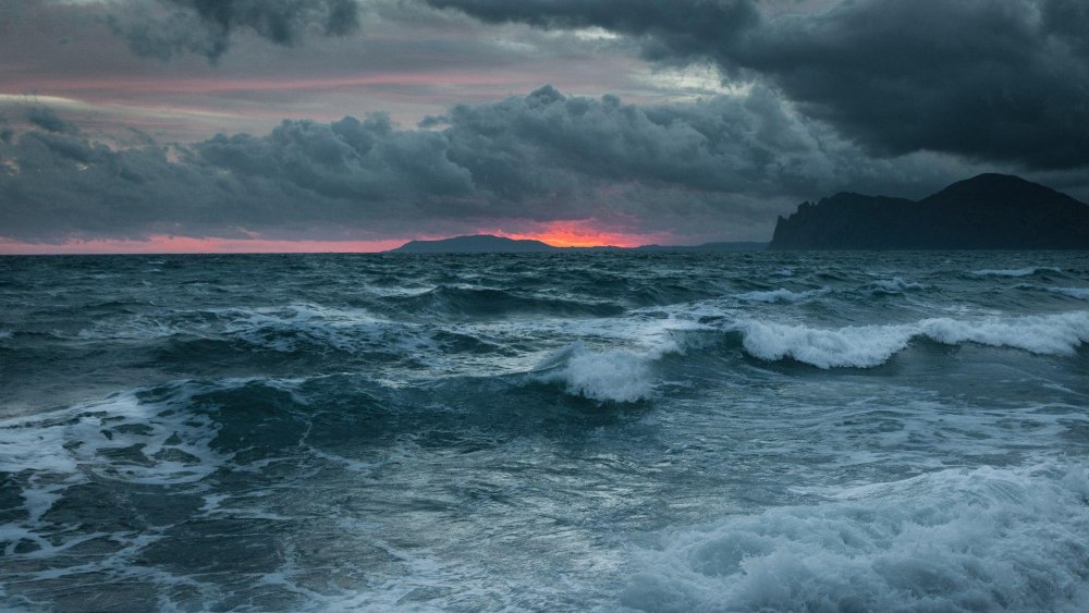 Темное дно моря