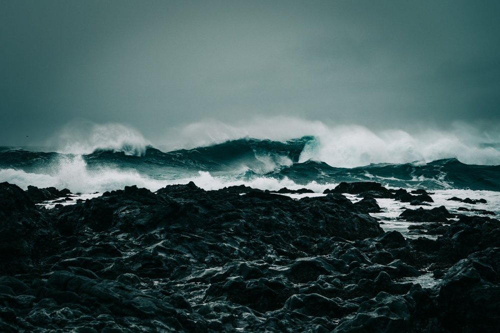 Неба море тёмное