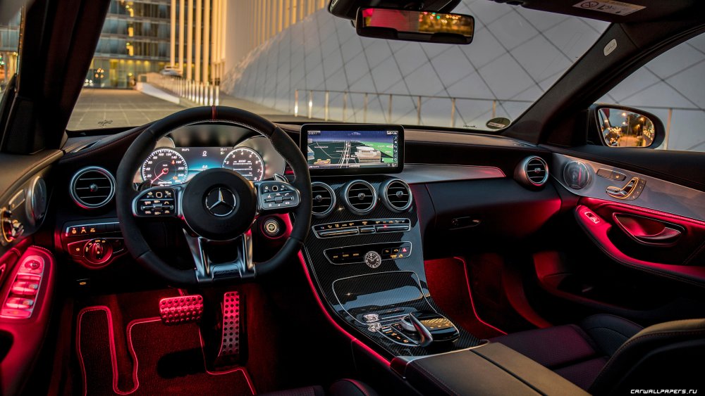 Мужчина на мерседесе