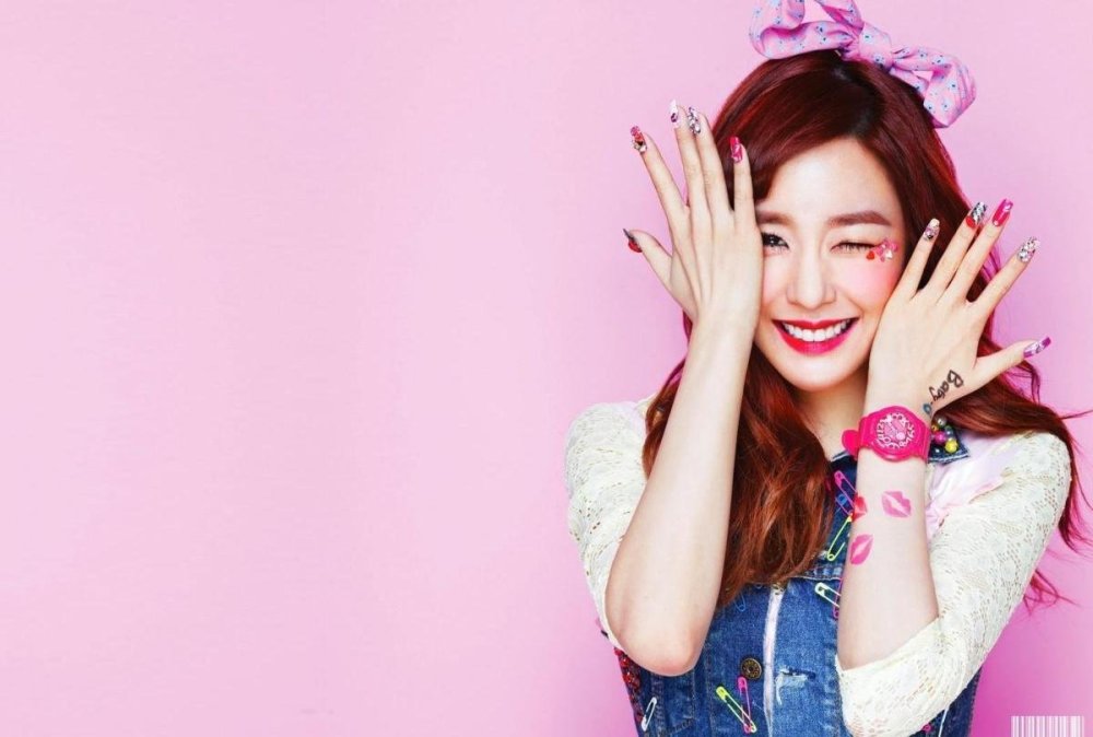 Ким Джису надпись