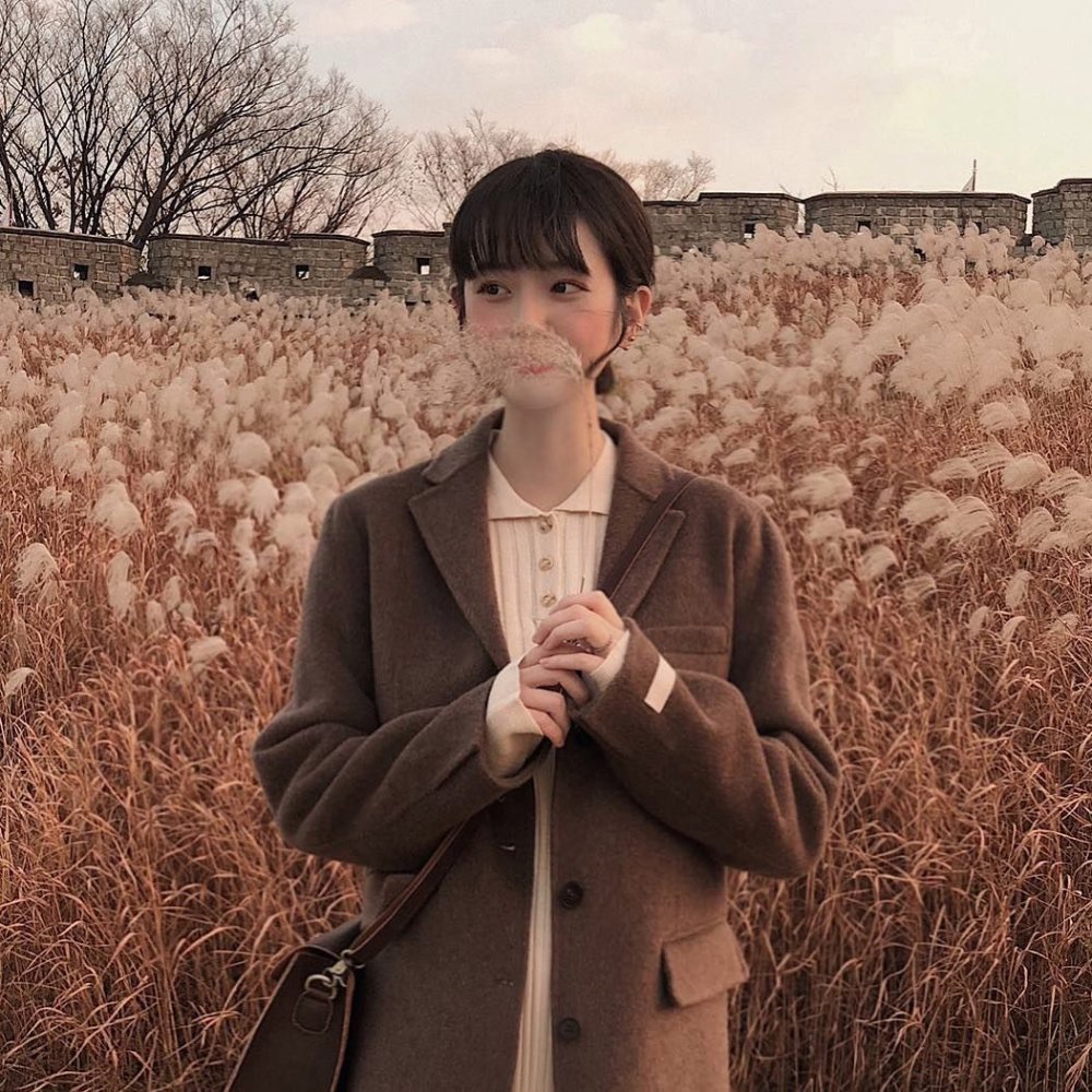 Кореянка с телефоном