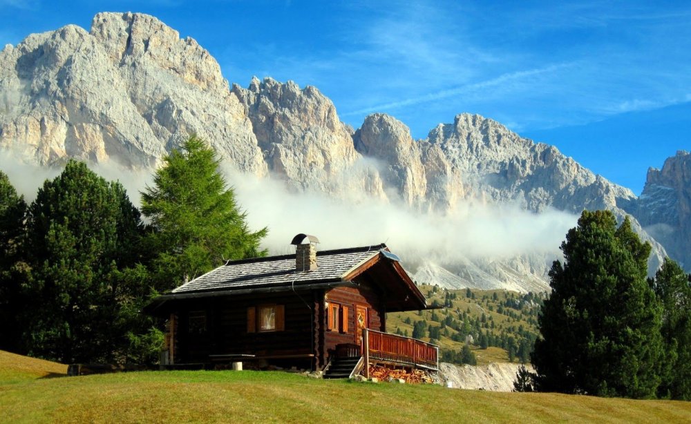 Дом на фоне гор