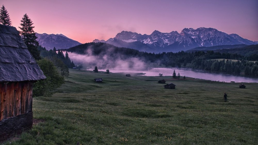 Дом у озера туман горы
