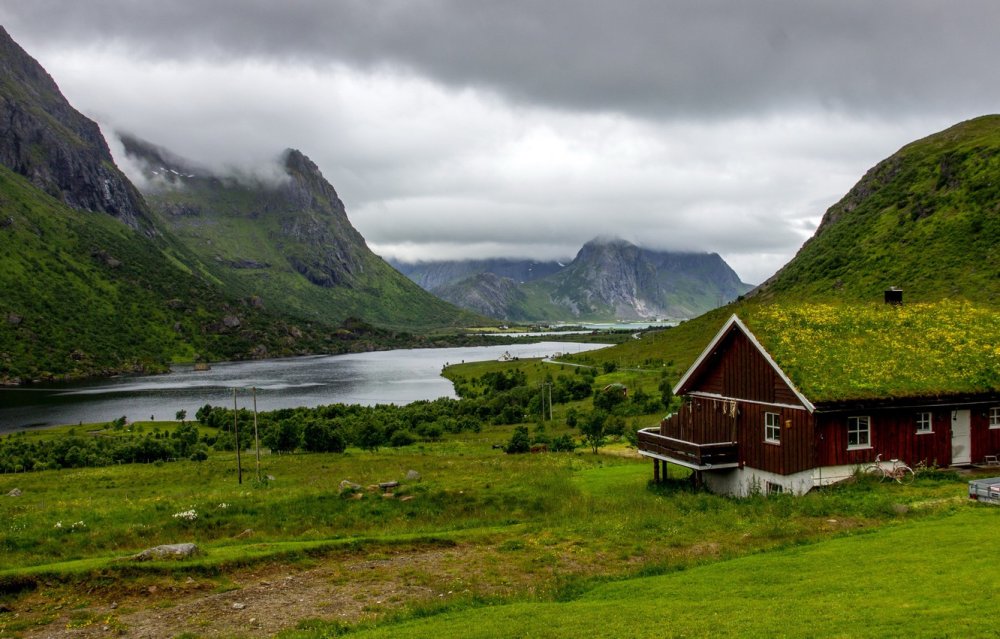 Заснеженный домик в горах
