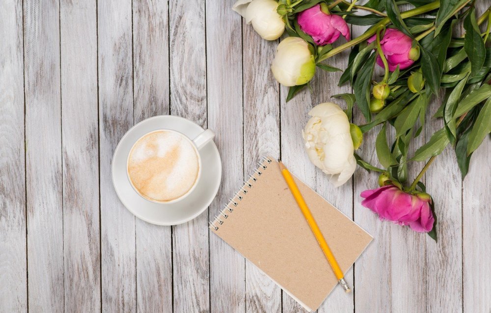 Стол с цветами вид сверху