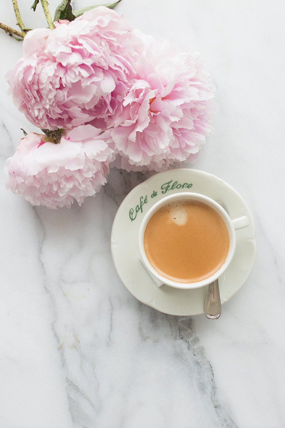 Розовые цветы и кофе