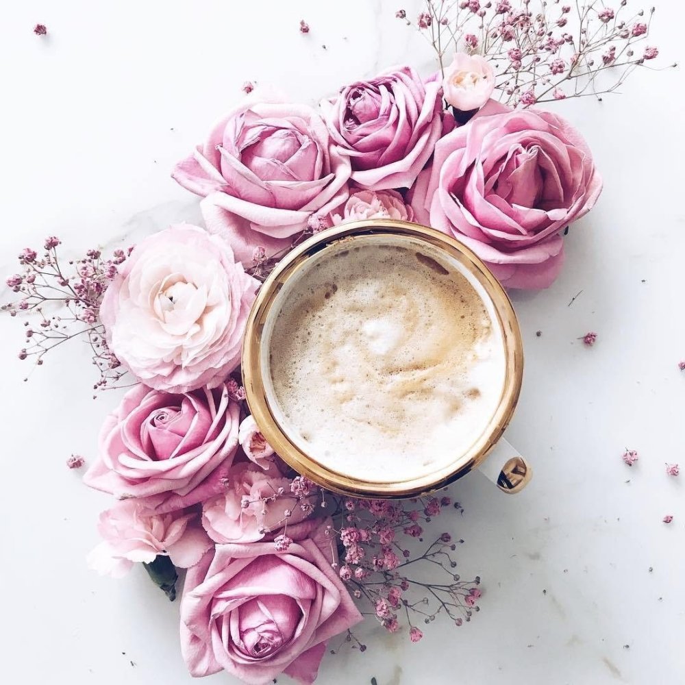 Чашка кофе и розовые цветы