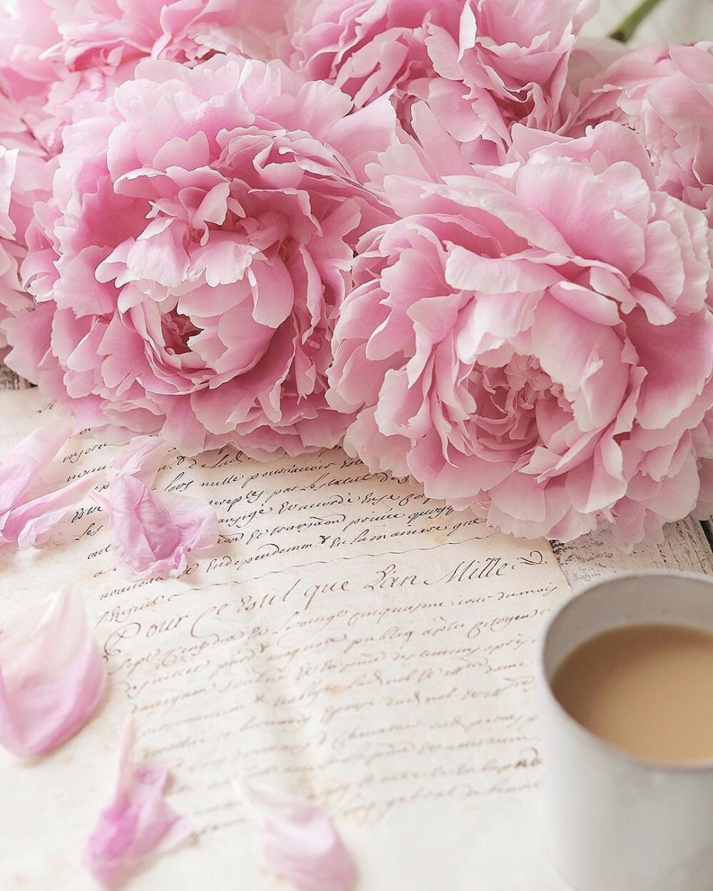 Букет пионов и кофе