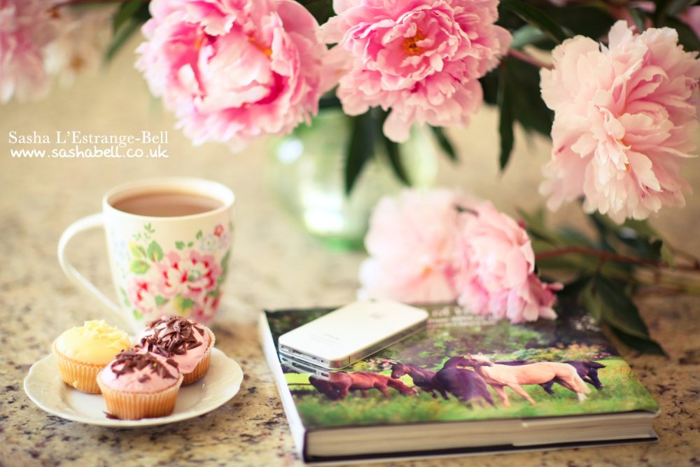 Пионы цветы и пирожное