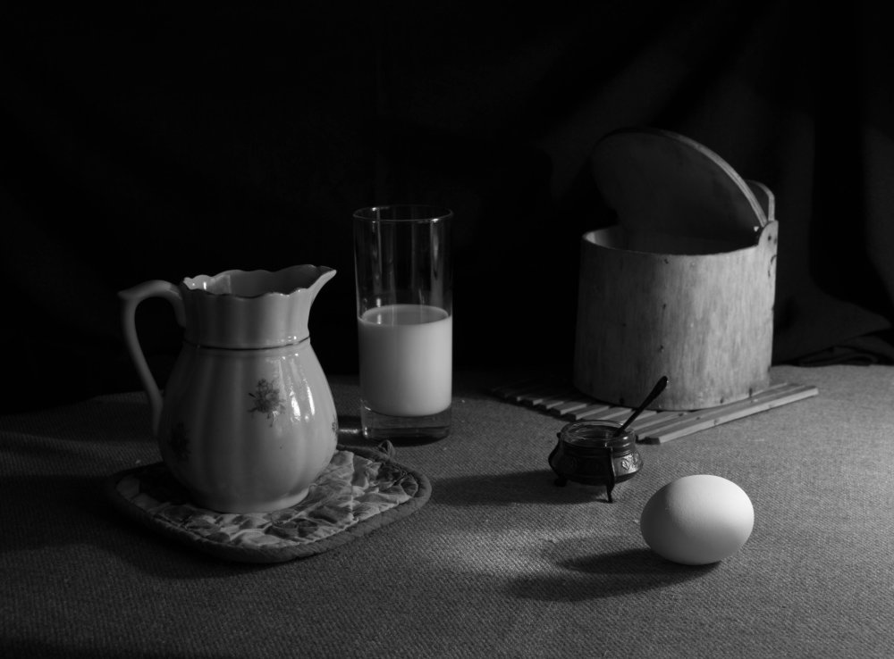 Абстрактный натюрморт черно белый