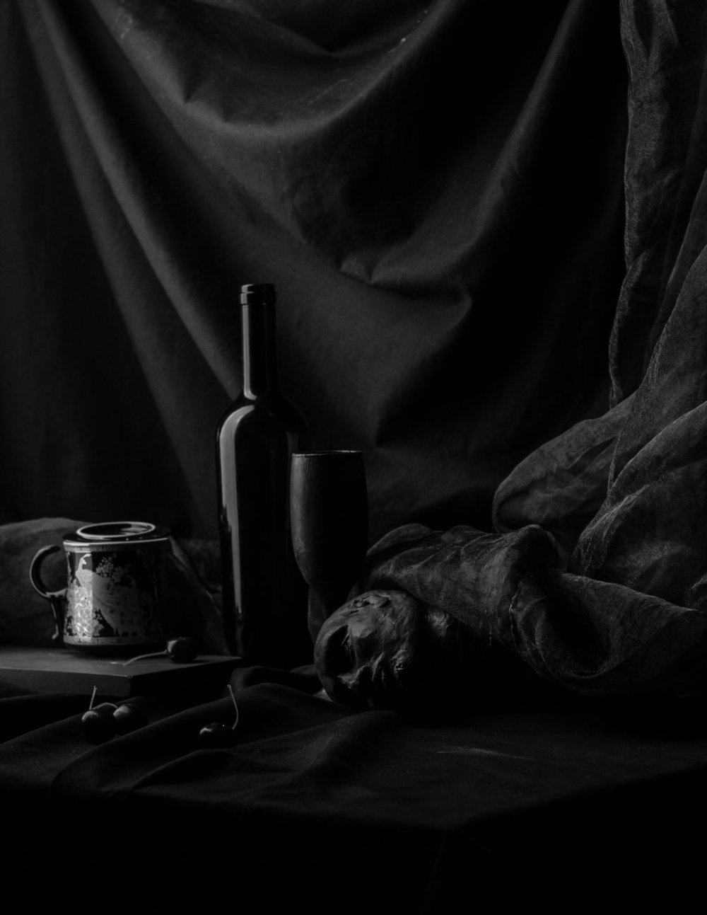 Натюрморт на темном фоне