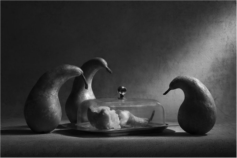 Предметы на черном фоне