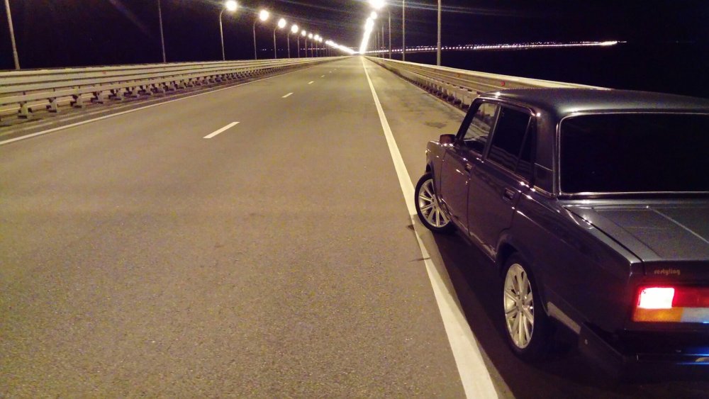 ВАЗ 2107 черный ночью