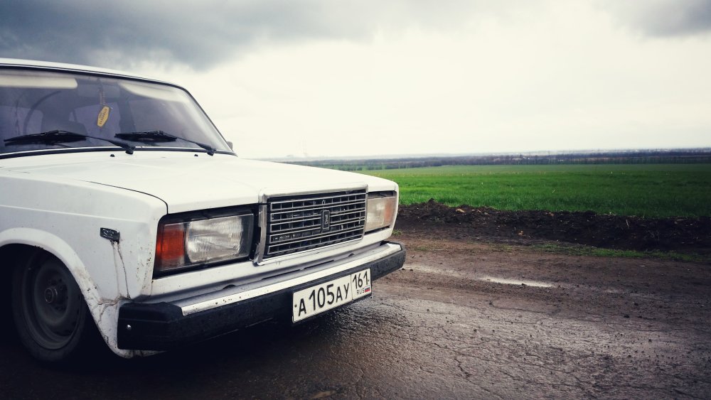 Жигули на черном фоне