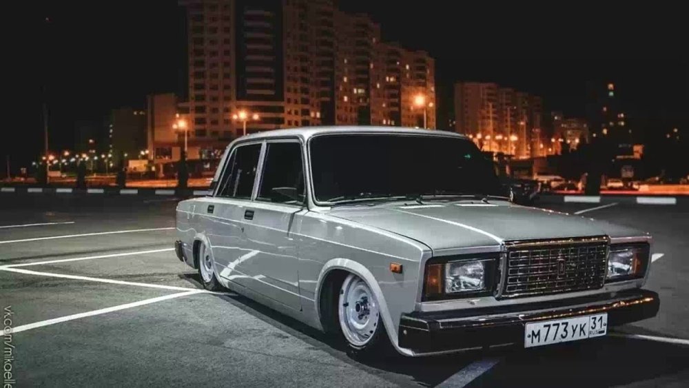 ВАЗ 2107 черный ночью
